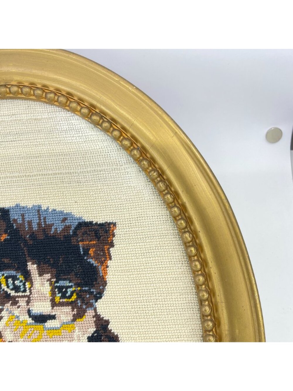 vintage hand-stitched needlepoint kitten artwork in gold oval frame - Picture 10 of 12